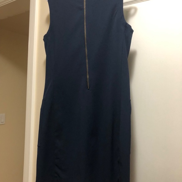 Navy sleeveless shift dress with gold zip pockets size 8 NWOT - Picture 2 of 4